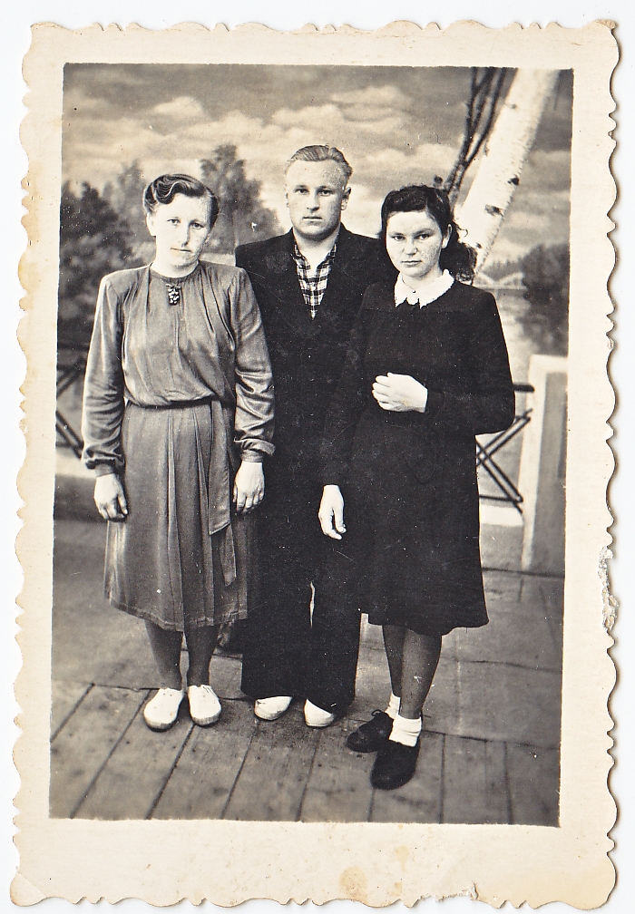 Elžbieta Indrišiūnaitė su broliu Vaclovu ir Ona Banelyte Pasvalyje